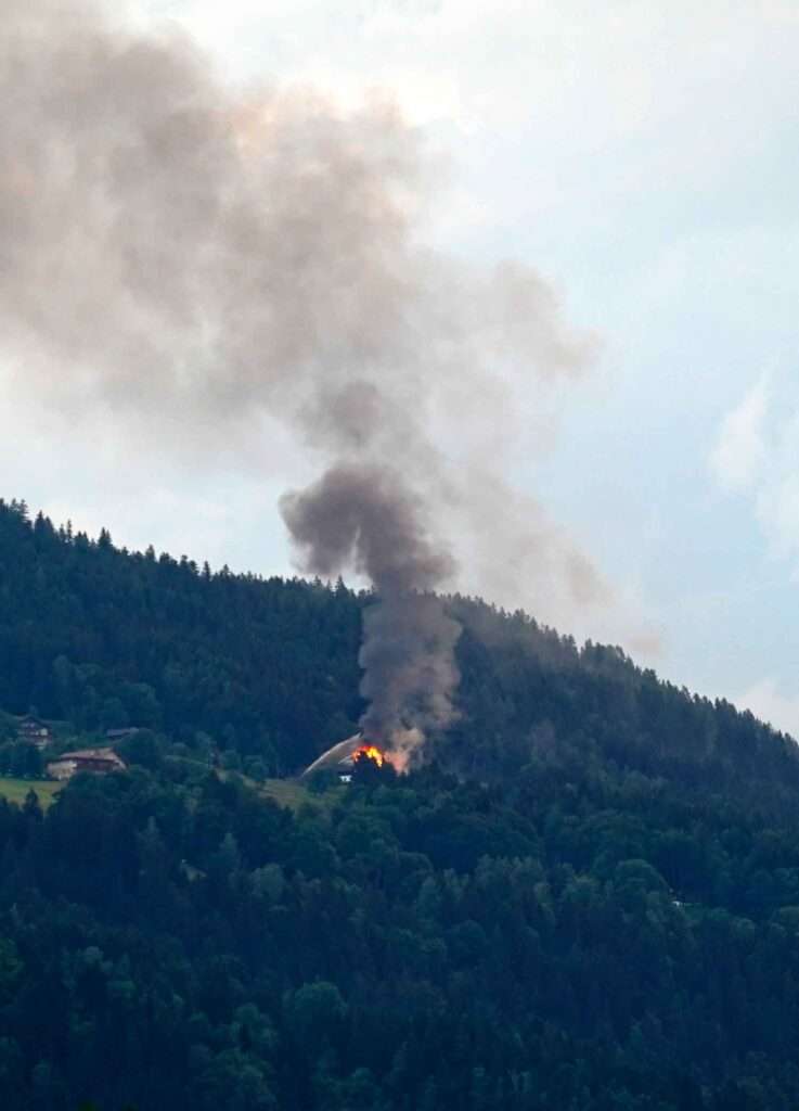 Ossiacher See News | Brandausbruch durch Blitzschlag im Dachbereich eines Wohnhauses auf der Manessen