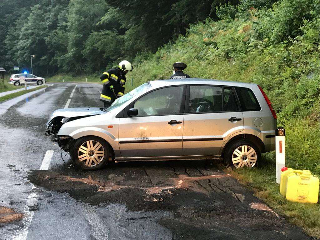 Ossiacher See News | Ossiach: Auto von der Fahrbahn abgekommen