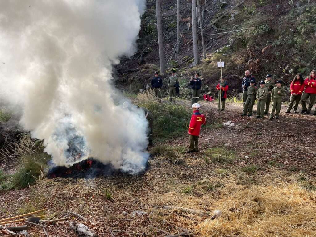 Ossiacher See News | Baumpflanzaktion der Feuerwehrjugend am Dobratsch