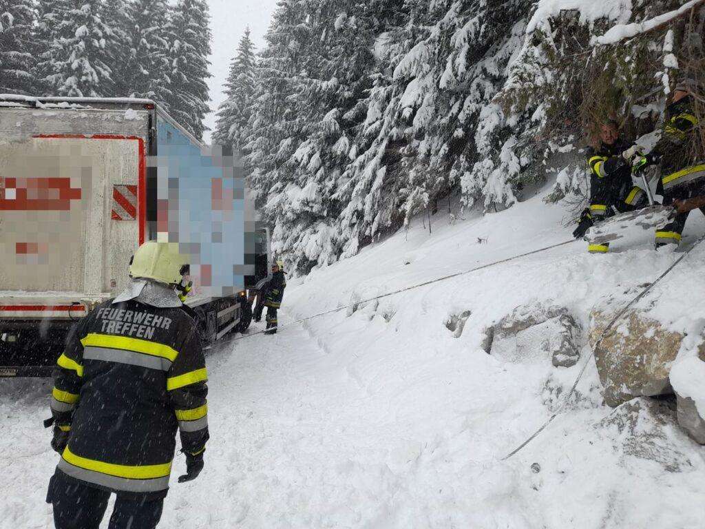 Ossiacher See News | Schneefahrbahn: Lkw drohte abzurutschen