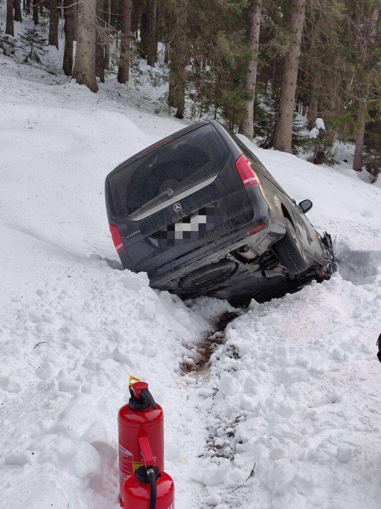 Ossiacher See News | Gerlitzenstraße: PKW kam von der schneeglatten Straße ab