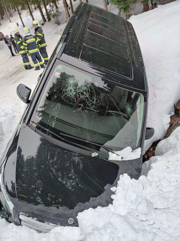 Ossiacher See News | Gerlitzenstraße: PKW kam von der schneeglatten Straße ab