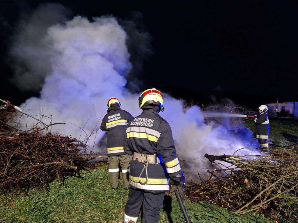 Ossiacher See News | Tiffen: Unbekannte setzten Osterfeuer vorzeitig in Brand