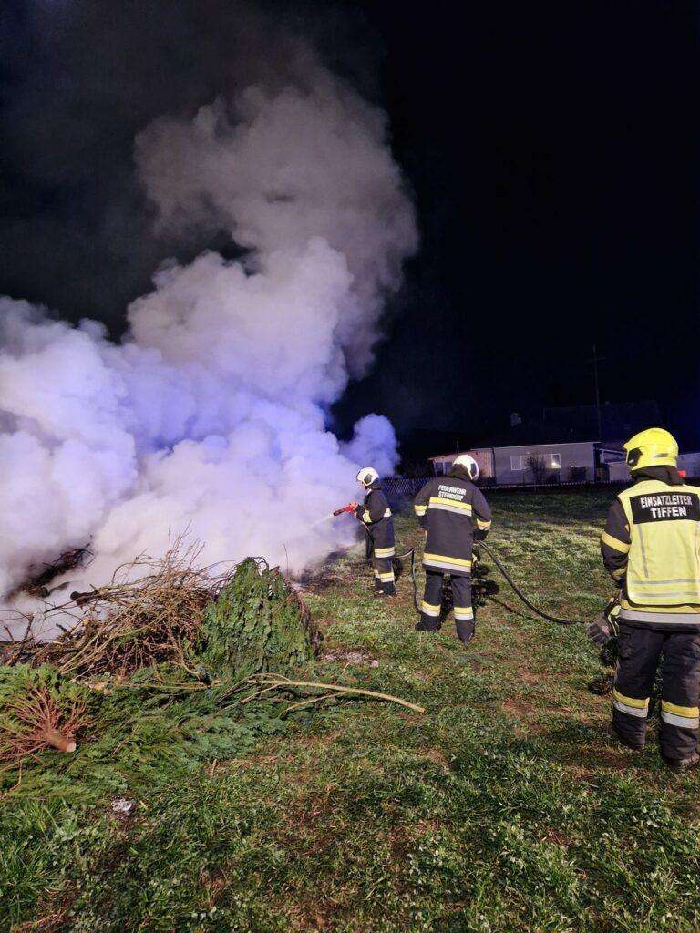 Ossiacher See News | Tiffen: Unbekannte setzten Osterfeuer vorzeitig in Brand