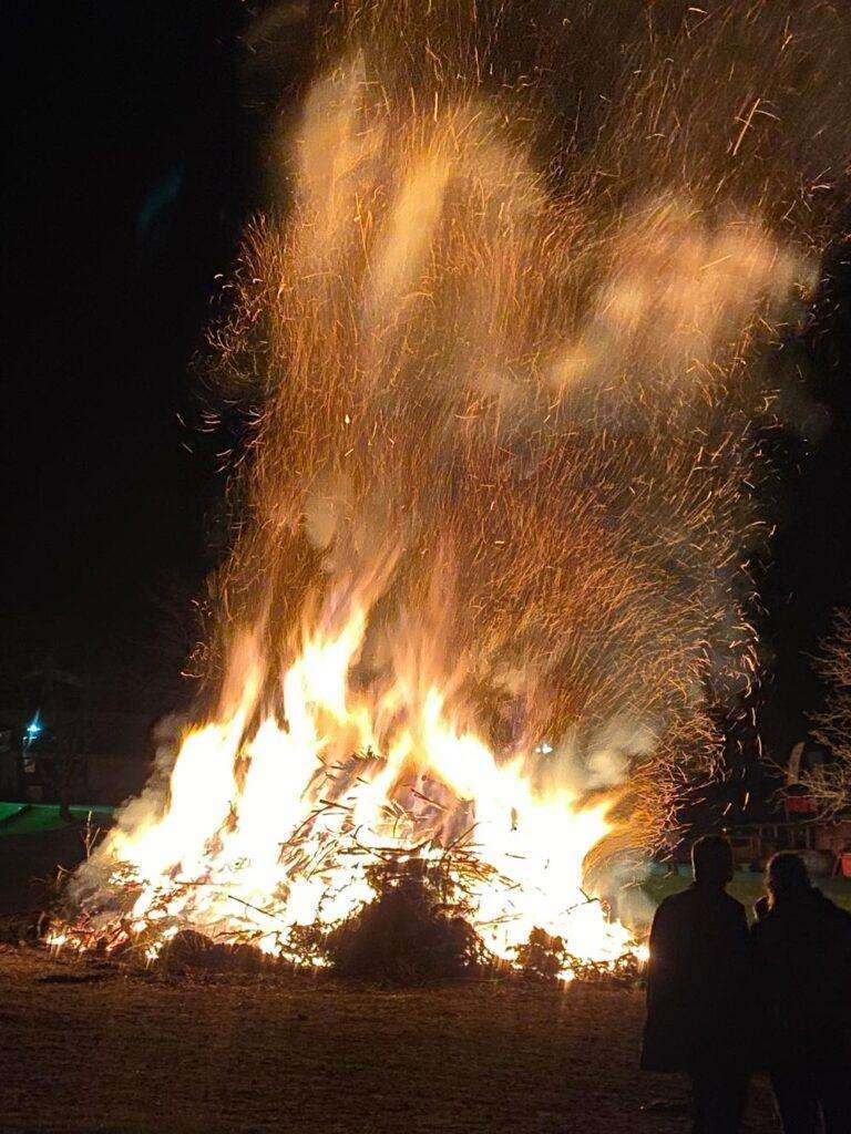 Ossiacher See News | Ossiach: Besuch beim traditionellen Osterfeuer