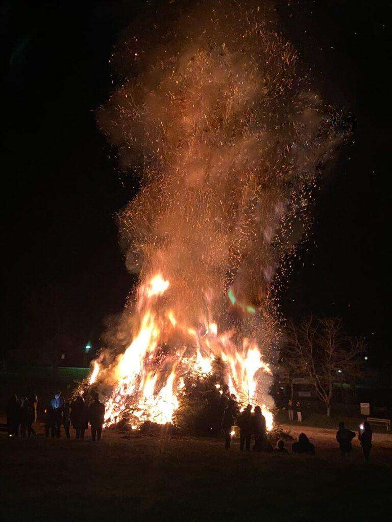 Ossiacher See News | Ossiach: Besuch beim traditionellen Osterfeuer