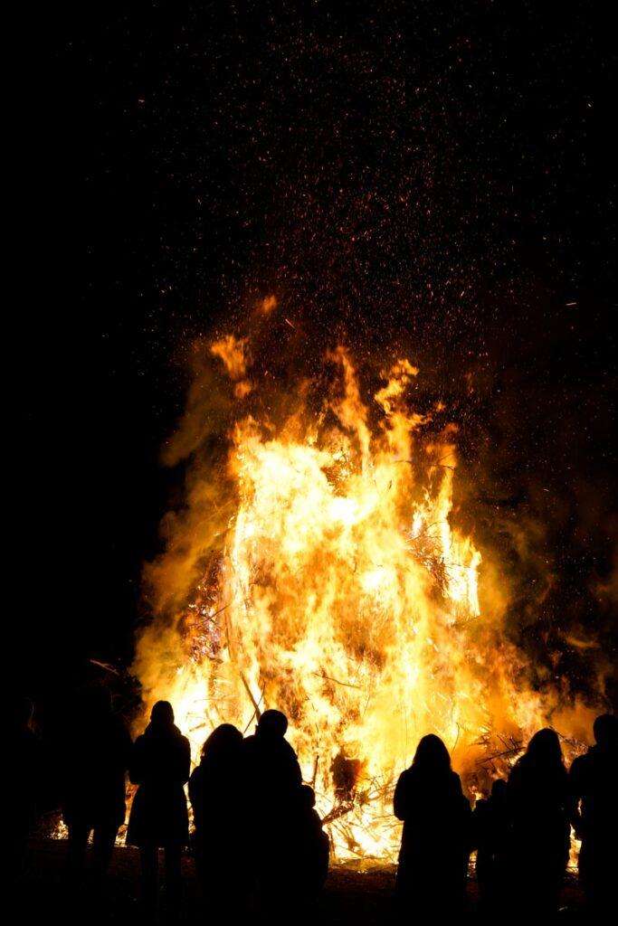 Ossiacher See News | Ossiach: Besuch beim traditionellen Osterfeuer