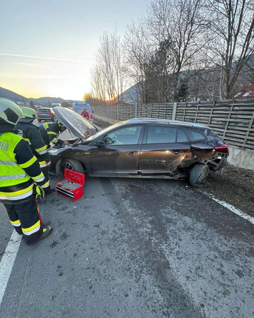 Ossiacher See News | Auf linke Fahr­bahn­seite geraten: 79-jähriger Pensionist kollidierte mit PKW