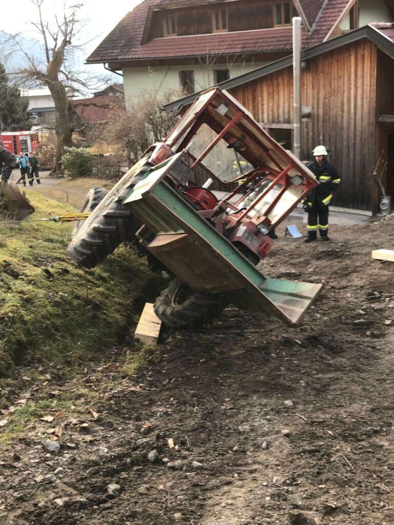 Ossiacher See News | Feuerwehr rückte zu Traktorbergung aus