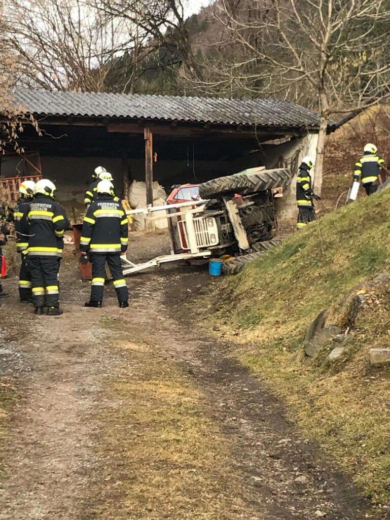 Ossiacher See News | Feuerwehr rückte zu Traktorbergung aus