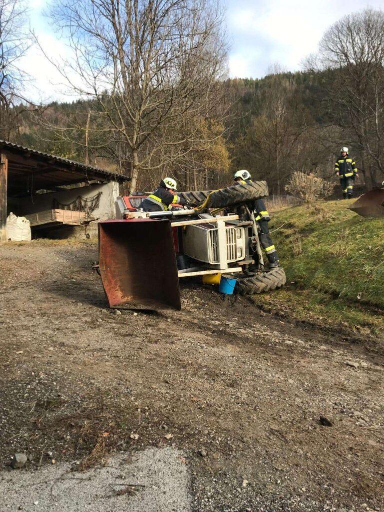 Ossiacher See News | Feuerwehr rückte zu Traktorbergung aus