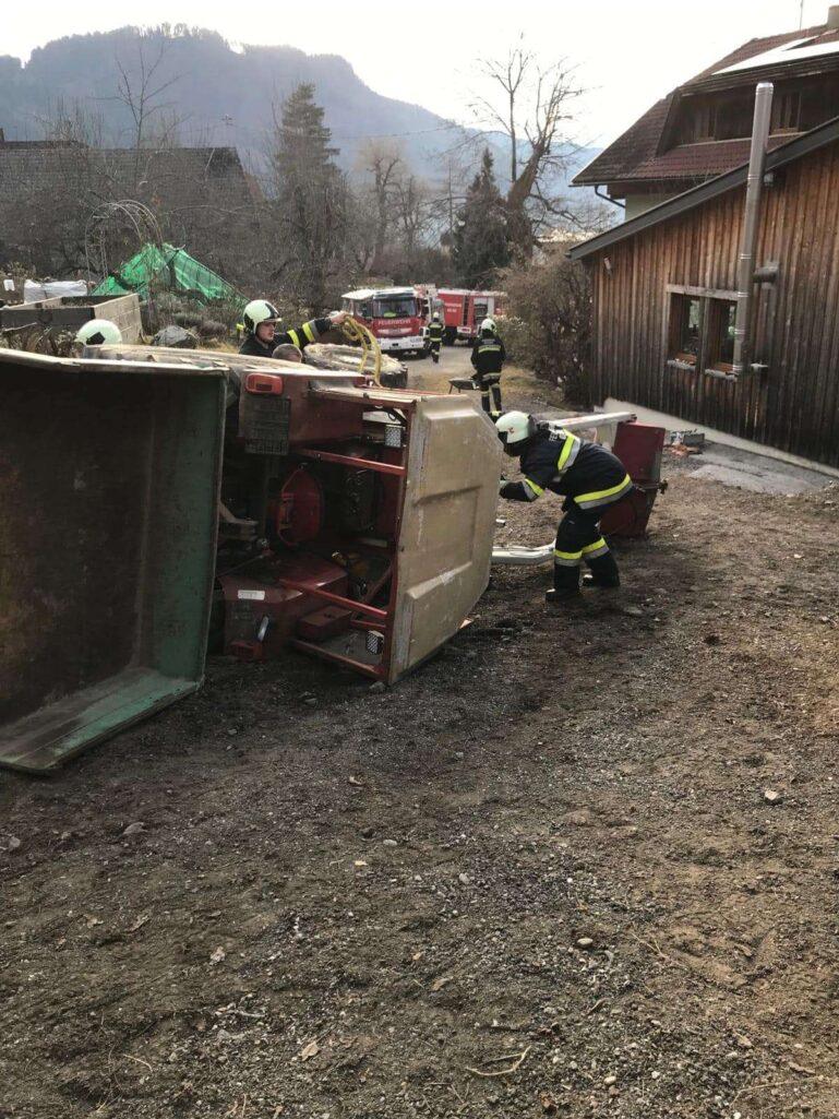 Ossiacher See News | Feuerwehr rückte zu Traktorbergung aus