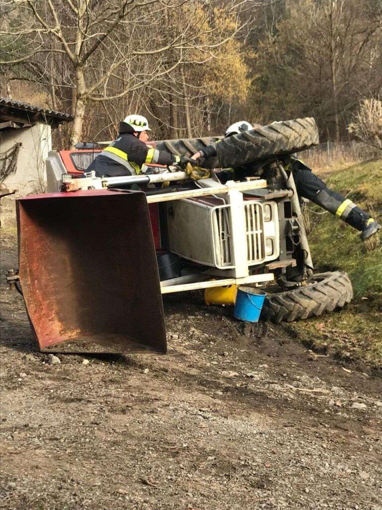 Ossiacher See News | Feuerwehr rückte zu Traktorbergung aus