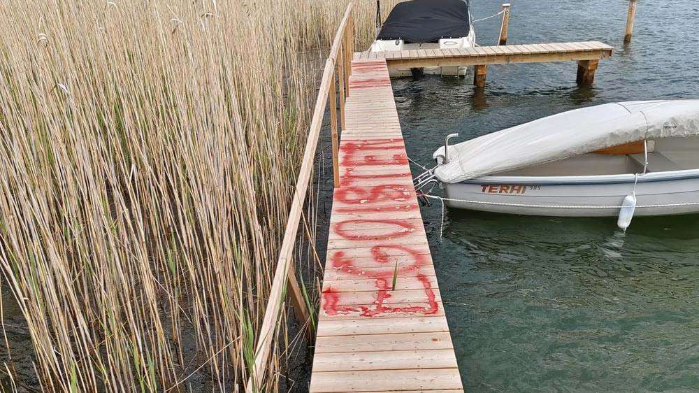 Ossiacher See News | Bootssteg in Steindorf wurde beschmiert