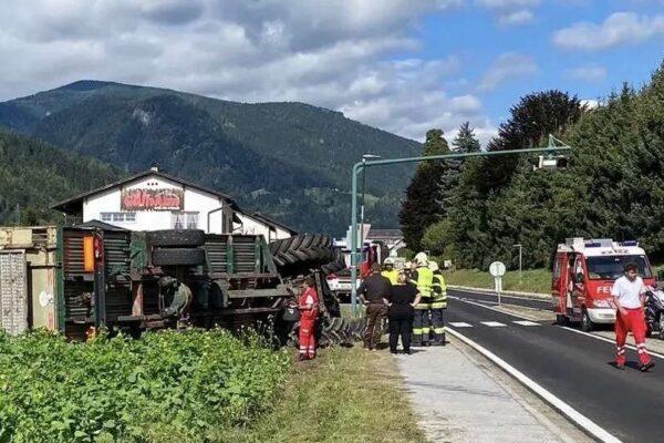 Ossiacher See News|Traktor mit Anhänger umgestürzt