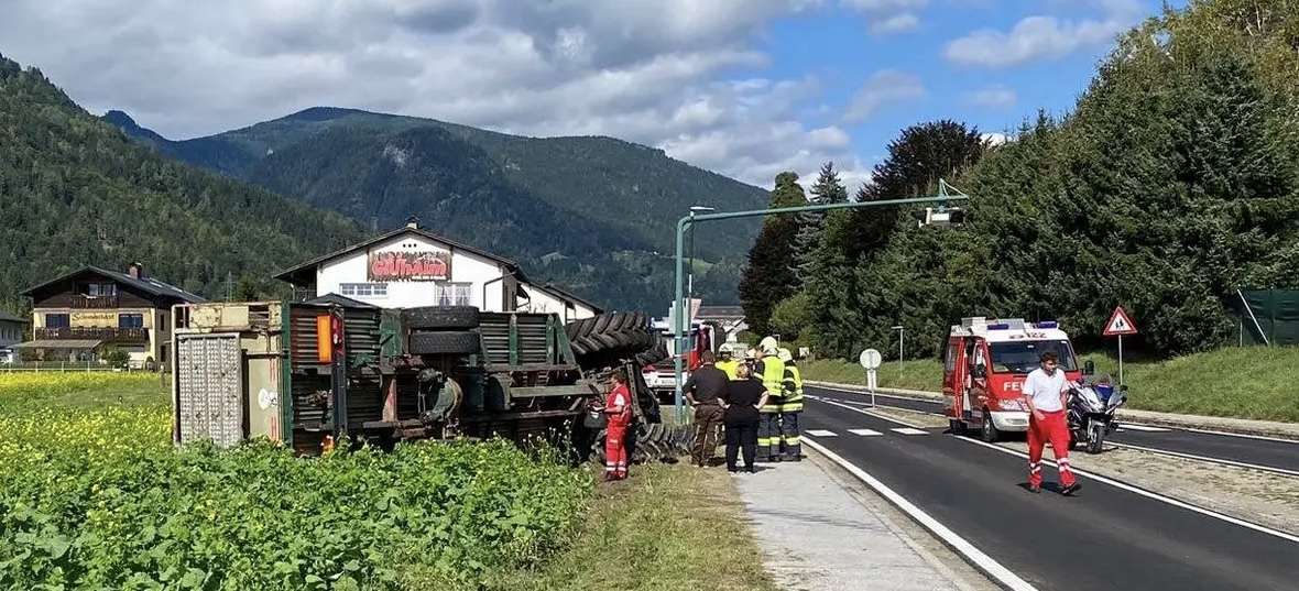 Ossiacher See News | Traktor mit Anhänger umgestürzt